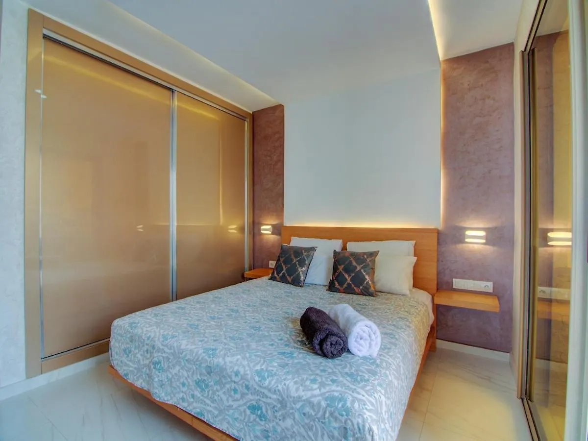 Appartement Idealement Situe Au Centre Ville Confort, Vue Et Acces Facile A Toutes Les Commodites, A Quelques Minutes A Pied De La Plage Agadir